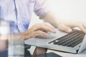 manos-hombre-escribiendo-teclado-computadora-portatil_1421-549