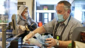 Sensores con IA impiden en que personas sin cubrebocas entren a negocios