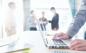startups-reunion-trabajo-equipo-negocios_1421-571