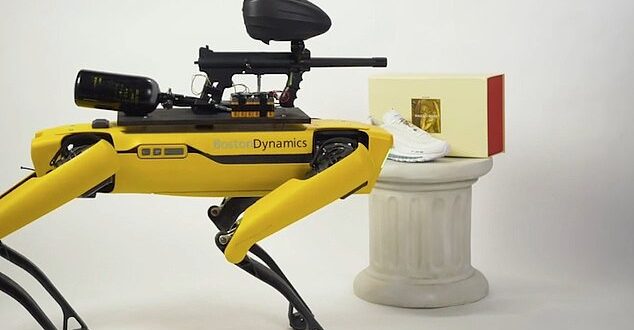 Controla un perro robot con pistola de paintball en este sitio web
