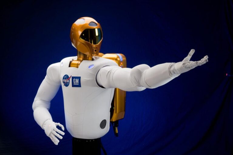robot ayuda a astronautas