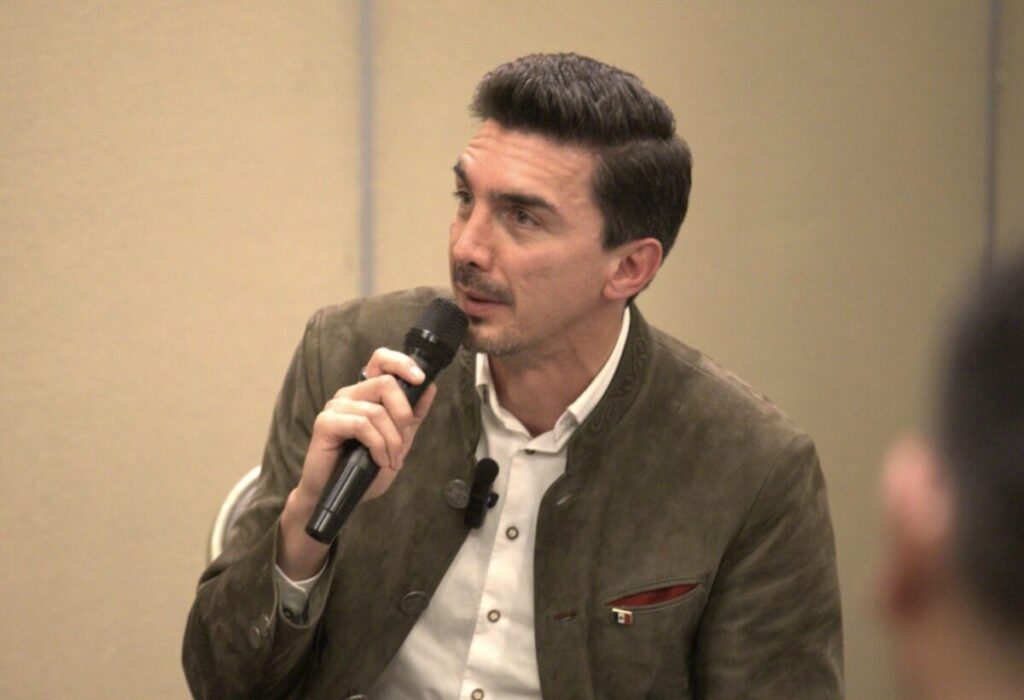 Alejandro Martínez Araiza presentando La REBEL, plataforma digital de sindicalismo 4.0 que empodera a trabajadores en México y América Latina.