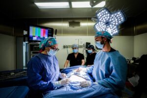 El sistema de Hospitales Angeles Health System, de Olegario Vázquez Aldir, cuenta con una de las cirujanas más destacadas del momento.