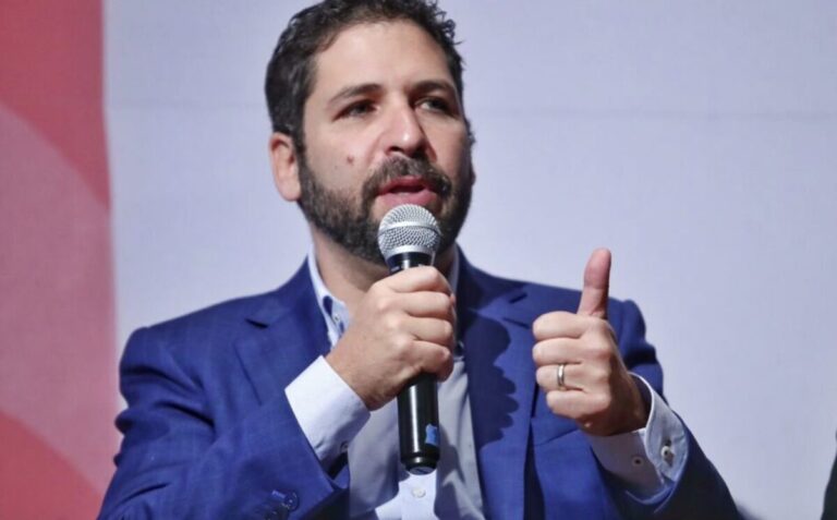 Ariel Picker explica el uso de IA y análisis predictivo en la plataforma SAIMON para resguardar infraestructura crítica.