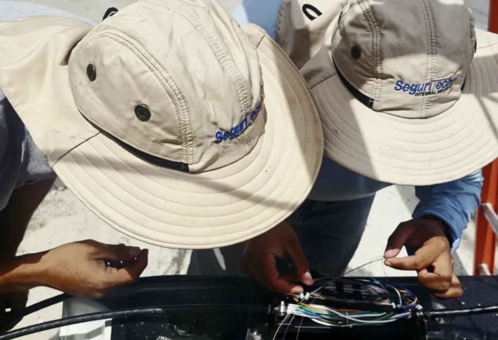 Especialistas de Seguritech trabajando.