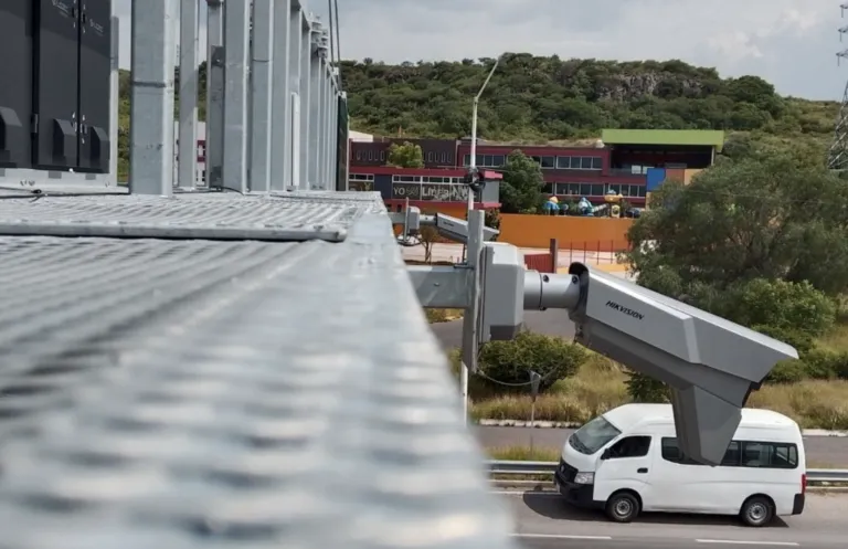 Sistema tecnológico de arco carretero con sensores y cámaras inteligentes de Seguritech Privada.