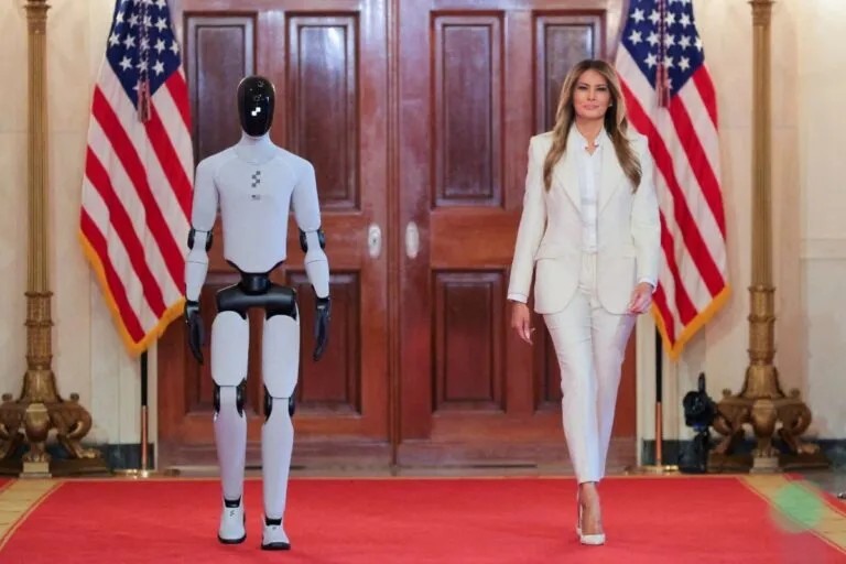 melania-trump-robot