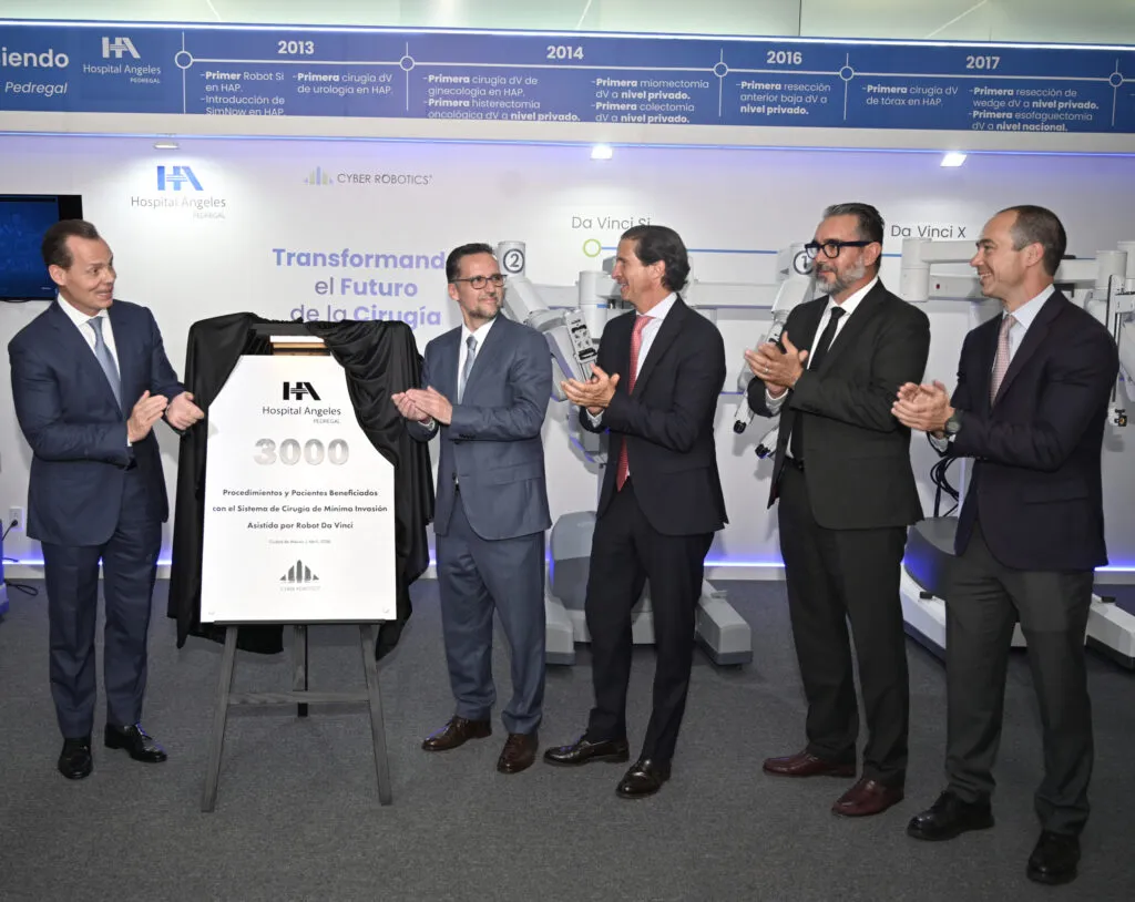 El presidente de Grupo Vazol, Olegario Vázquez Aldir, felicitó al cuerpo médico y hospitalario por su esfuerzo y dedicación.