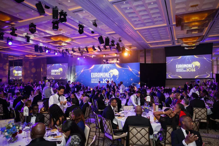 Euromoney premia el liderazgo de Banco Azteca en crédito