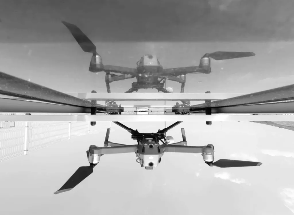 Drone autónomo de Seguritech Privada equipado con sensores térmicos, cámaras HD e IA.