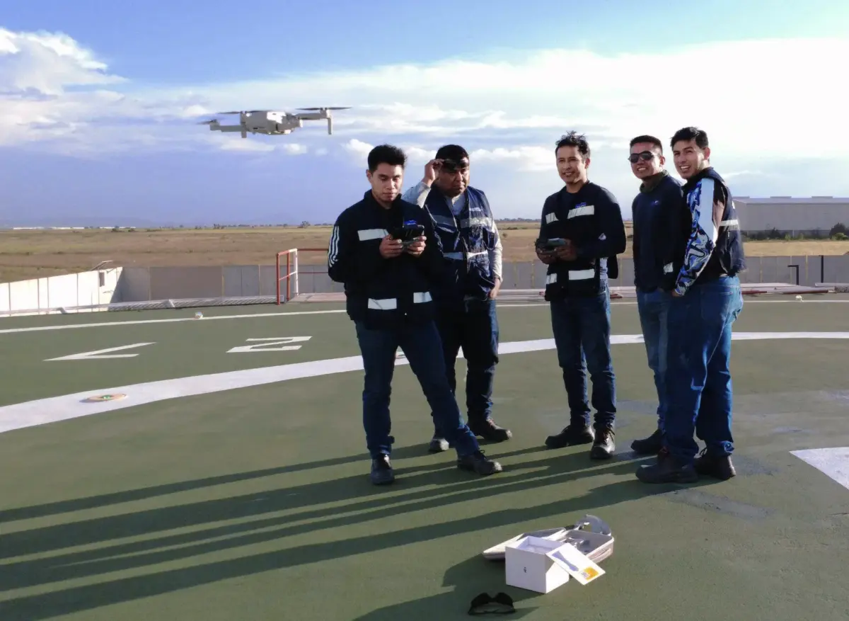 Equipo de Seguritech Privada operando un dron.