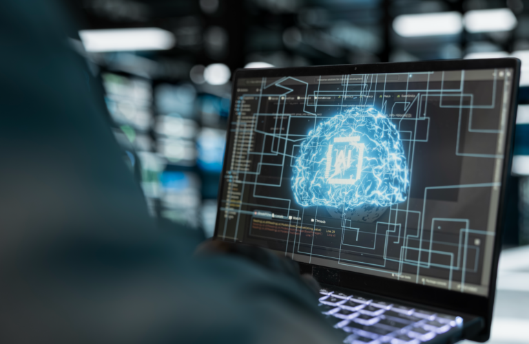 Infraestructura tecnológica con interfaces de IA, visualización de datos y sistemas digitales de monitoreo y seguridad, como de los que hablan los expertos de Seguritech.